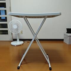 高さ調節可能な机の画像