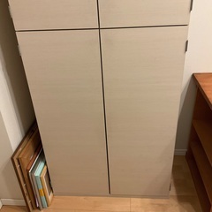 突っ張り扉付き壁面収納棚の画像