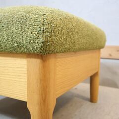 飛騨の家具メーカーKASHIWA(柏木工)のオーク材を使用したオットマン。シンプルなデザインと優しい色合いの腰掛椅子。コンパクトなサイズはスツールとしても。和モダンや北欧スタイルにもオススメ♪の画像