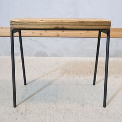 岐阜の家具メーカー杉山製作所のFACT(ファクト)シリーズ アイアンスツールです。無骨な鉄と杉古材ならではの深みのある質感がインダストリアルな空間にオススメのコンパクトなスツール♪の画像