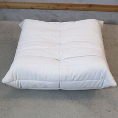 フランスの高級ブランドligne roset(リーンロゼ)社のロングセラー"TOGO(トーゴ)"パフです。オットマンとしてはもちろん単体でスツールとしても。インテリアのアクセントになるシングルソファ♪の画像