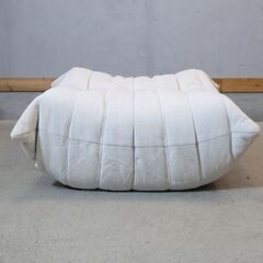フランスの高級ブランドligne roset(リーンロゼ)社のロングセラー"TOGO(トーゴ)"パフです。オットマンとしてはもちろん単体でスツールとしても。インテリアのアクセントになるシングルソファ♪の画像