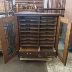 木製 レコードラック ガラス扉 多段収納棚 引き出し付き アンティーク調 キャビネット レトロ家具の画像