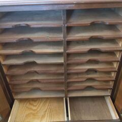 木製 レコードラック ガラス扉 多段収納棚 引き出し付き アンティーク調 キャビネット レトロ家具の画像