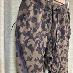 NIKE ナイキ　テックフリースパンツ　ナイキ　カモフラ柄　迷彩 NIKEボトム　サイズM  スウェット パンツ 迷彩柄 カーキの画像