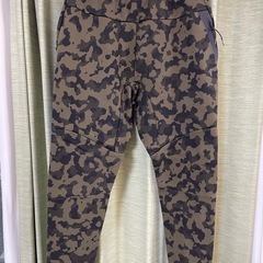 NIKE ナイキ　テックフリースパンツ　ナイキ　カモフラ柄　迷彩 NIKEボトム　サイズM  スウェット パンツ 迷彩柄 カーキの画像