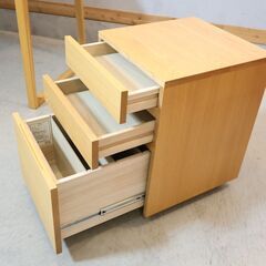 ACTUS(アクタス)で取り扱われているFOPPISH(フォピッシュ)オーク材 デスク＆ワゴンです。シンプルなデザインとナチュラルな質感の優しい雰囲気はお子様の学習机にピッタリです♪の画像