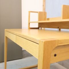 ACTUS(アクタス)で取り扱われているFOPPISH(フォピッシュ)オーク材 デスク＆ワゴンです。シンプルなデザインとナチュラルな質感の優しい雰囲気はお子様の学習机にピッタリです♪の画像