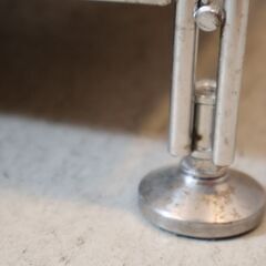 無印良品(MUJI)の人気のオーク材×ステンレス 5段ユニットシェルフです。スッキリとしたデザインはリビングの飾り棚や1ROOMなどの1人暮らしの方の本棚などにも最適なラックです。の画像