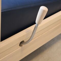 Karimoku(カリモク家具)のWT51より本革2.5人掛けリクライニングソファー。シンプルで優しいフォルムのロータイプ2.5シーターレザーソファはリビングはもちろんシアタールームにも♪ の画像