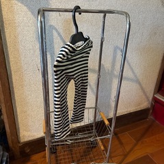 ミニスチールラック　横27センチ奥行き25センチ高さ78センチ　コロ付き　動物や子供のハンガー掛けに　の画像