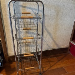 ミニスチールラック　横27センチ奥行き25センチ高さ78センチ　コロ付き　動物や子供のハンガー掛けに　の画像