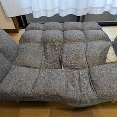 一人暮らし用グレーソファーの画像