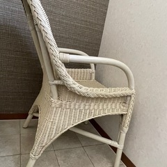白 ラタンチェア の画像