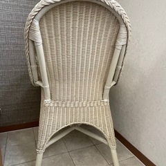 白 ラタンチェア の画像