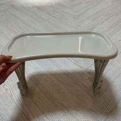 豆いすにつけられるテーブルの画像
