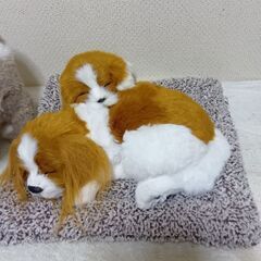 値下げ、犬の親子置物＆しっぽを振りながら歩く犬セットの画像