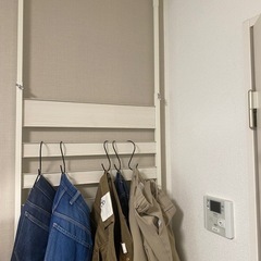 机、椅子、本棚、食器の画像
