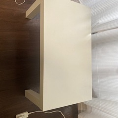 机、椅子、本棚、食器の画像