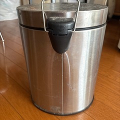 ペダル式ゴミ箱の画像