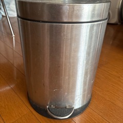 ペダル式ゴミ箱の画像