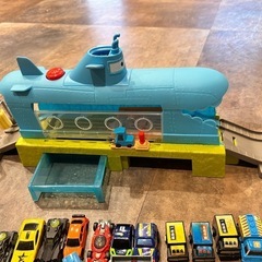 【お取り置き中】カーズ洗車機とミニカーの画像