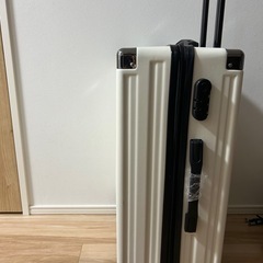 スーツケース　白の画像