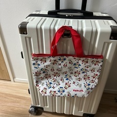 スーツケース　白の画像