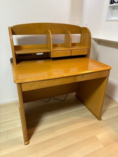 学習机　鍵付き引き出し・棚・コンセント付き