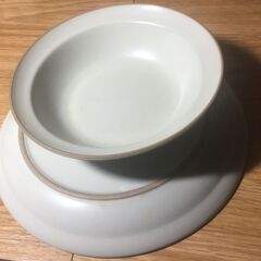 【美品】おしゃれな陶器の器セット (大小2点)の画像
