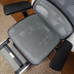 【新品同様】Ergohuman Pro ottoman エルゴヒューマン プロ オットマン エラストメリックメッシュ KM16 グレー 前傾チルト機能 オフィスチェア ゲーミングチェア デスクチェアの画像