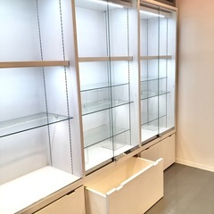 4連 ガラスショーケース 白 ライト／収納スペース付きの画像