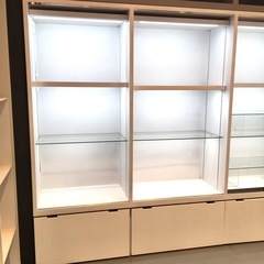 4連 ガラスショーケース 白 ライト／収納スペース付きの画像