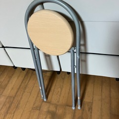 折りたたみ椅子の画像
