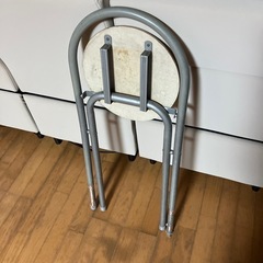折りたたみ椅子の画像