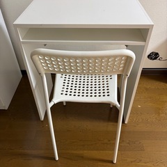 白パソコンテーブル＋イスの画像