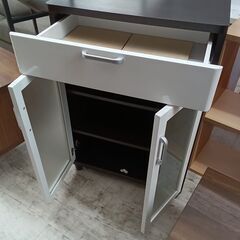 リユースのサカイ栃木店★ジモティ割あり★  食器棚 ブラック×ホワイト W60×D40×H89.5 クリーニング済み TC10565の画像