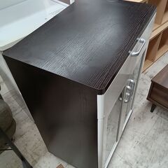 リユースのサカイ栃木店★ジモティ割あり★  食器棚 ブラック×ホワイト W60×D40×H89.5 クリーニング済み TC10565の画像