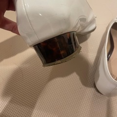 金具付きホワイトローファーの画像