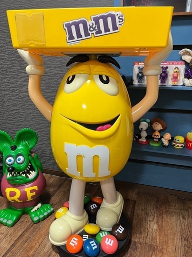 m&ms イエロー　yellow　　店頭ディスプレイ