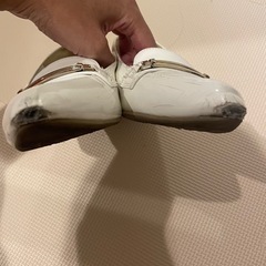 金具付きホワイトローファーの画像