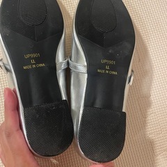 ストラップ付きスクエアフラットシューズ　シルバーの画像