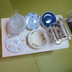 押し入れクローゼット衣類衣装ケース、Wedgwoodウェッジウッドプレート食器、作家もの食器計10枚、アンティークガラス花器花瓶置物、観覧車型写真立て写真おきの画像