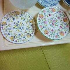 押し入れクローゼット衣類衣装ケース、Wedgwoodウェッジウッドプレート食器、作家もの食器計10枚、アンティークガラス花器花瓶置物、観覧車型写真立て写真おきの画像