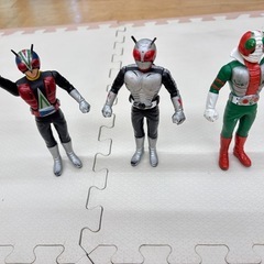 ウルトラマン、恐竜、仮面ライダーの人形セットの画像
