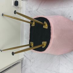 【港区赤坂手渡し】椅子おしゃれ姫系A　ベロア調ゴールド脚 薄ピンクの画像