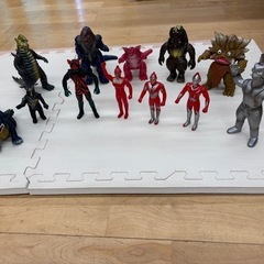 ウルトラマン、恐竜、仮面ライダーの人形セットの画像