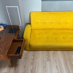 2人掛けソファ (未使用の4つの取付用足あり)とローデスク)の画像