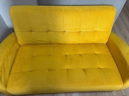 2人掛けソファ (未使用の4つの取付用足あり)とローデスク)