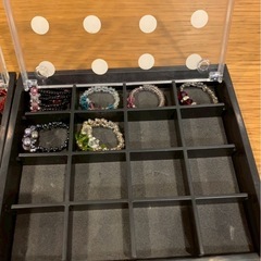 手作り？ビーズなどで作られたリング達　ケースごとまとめてお譲りしますの画像
